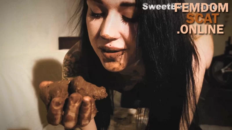 DirtyBetty – CRAZY Snake TURD in Panty [shit scat poop shitting]