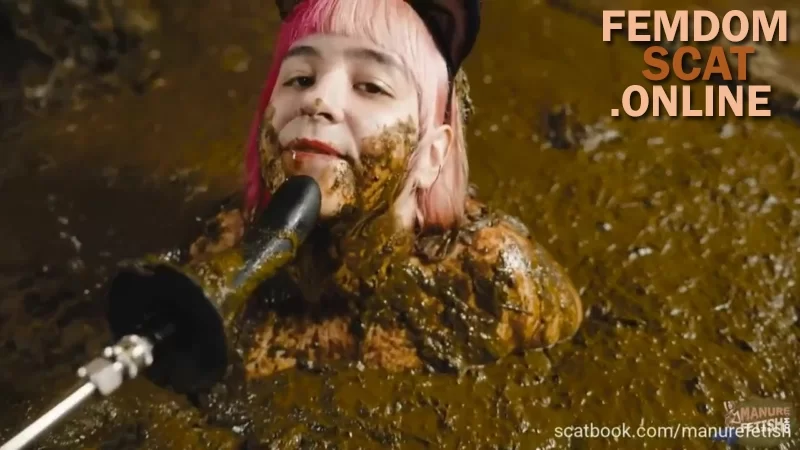 ManureFetish - Catwoman Lyndra first time in the manure channel