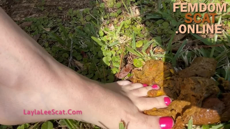 Layla Lee – Layla's FIRST Outdoor Poop!