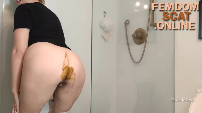CassieScat – Panties Bulge while Cassie Avoids the Toilet