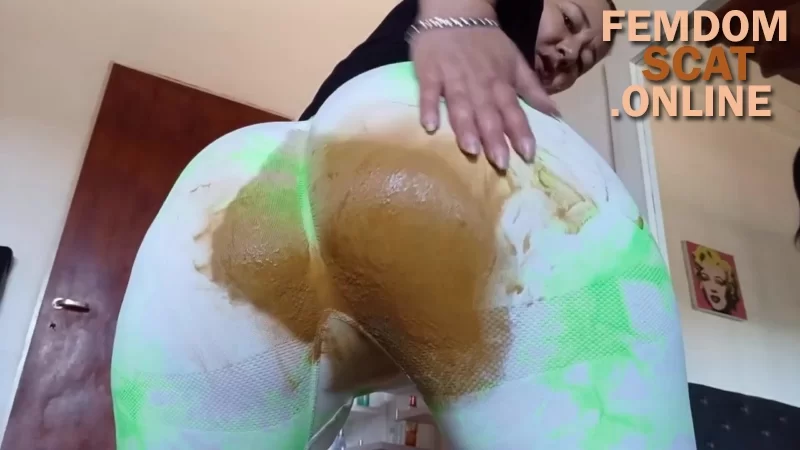 Miamartins – Creamy poop seeping through my leggings